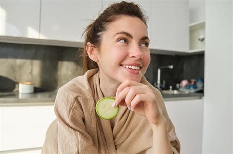 Retrato De Uma Jovem Feliz E Sorridente Na Cozinha Cozinhando Cortando