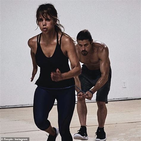 Halle Berry Poses Nude For Mirror Selfie After Taking A Steamy Shower Daily Mail Online