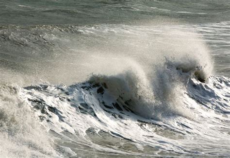 Marinha Emite Alerta Para Ondas De At Metros De Altura No Litoral