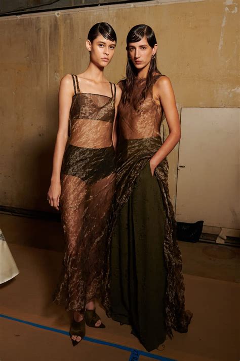 Pod vlivem alternativní módy Léto jako z kultovního seriálu Sex Education Magazín módy a luxusu