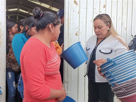 Urbis Alcaldesa De Villa Aldama Regala Cubetas A Mujeres Por D A De