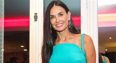 Demi Moore spectaculaire à ans elle exhibe ses abdos dacier en posant en bikini sous une