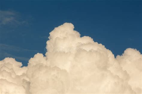 Nube De C Mulo Nube De Cumulonimbus Blanca Grande Y Mullida En El Cielo