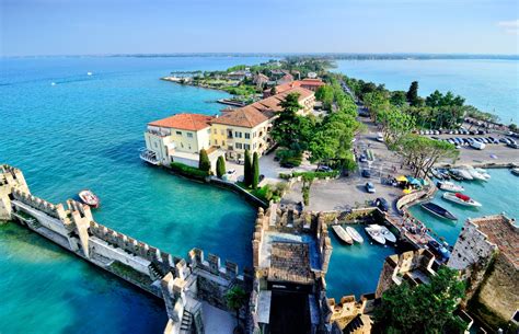 Sirmione El Pueblo Con M S Encanto Del Lago Di Garda Traveler