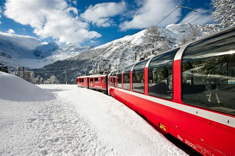 Passeio de trem panorâmico Bernina Express de Sankt Moritz a Tirano ...