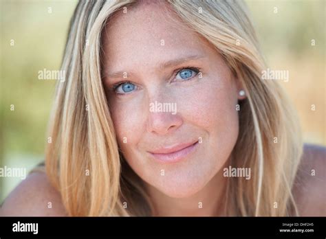 Blaue augen blonde haare Fotos und Bildmaterial in hoher Auflösung Alamy
