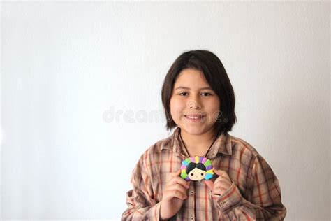 Uma Garota Latina Hisp Nica De Anos Mostra Seu Brinquedo E A Sobremesa Favoritos Na Forma De