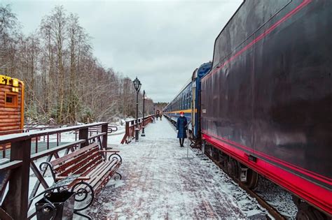 Ретро поезд начала 20 века на вокзале старинный поезд рускеала экспресс ...