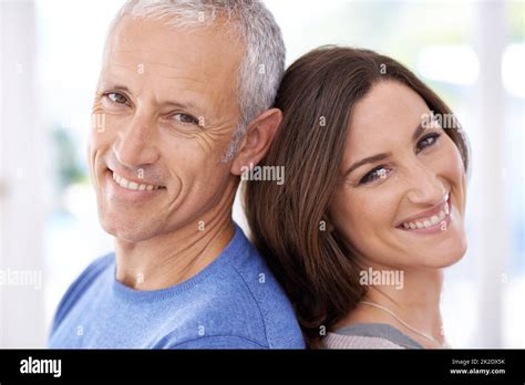 L Amour Ne Sait Pas D Ge Photo D Une Jeune Femme Affectueuse Et De Son Mari Mature Photo Stock