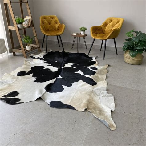 Коровья шкура на пол натуральная. 200 х 180 см - купить с доставкой по ...