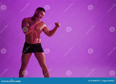 Man Athletic Bodybuilder Posiert Mit Nude Torso Abs In Vollem Hintergrund Boxen Und Kampfkunst