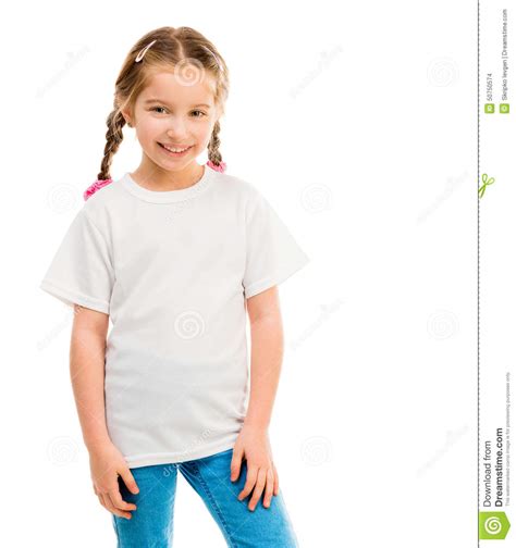 Petite Fille Mignonne Dans Un T Shirt Blanc Et Des Blues Jean Photo