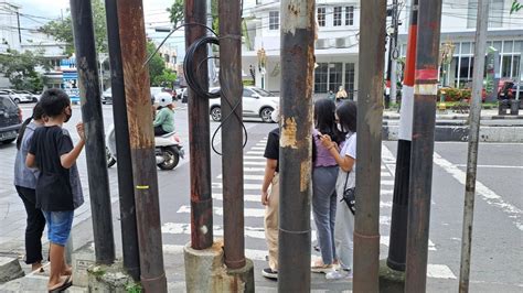 Foto Setelah Viral PLN Bakal Geser Tiang Listrik Demi Pejalan Kaki Di