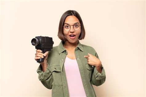 Mujer Latina Joven Que Se Siente Feliz Sorprendida Y Orgullosa