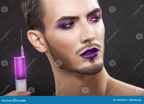Hombre Gay Bastante Sensual Con Maquillaje Y La Barba Del Arte Foto De Archivo Imagen De Sano