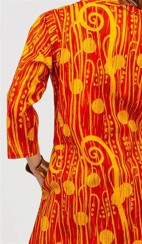 Оранжевое платье с ярким принтом «Мирах»