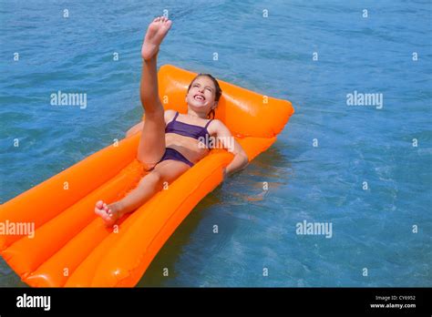 Belle Fillette En Bikini La Plage Banque De Photographies Et Dimages