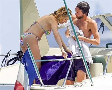 Fałdy tłuszczu duże biodra i w malutkim bikini Paparazzi zauważyli Siennę Miller z