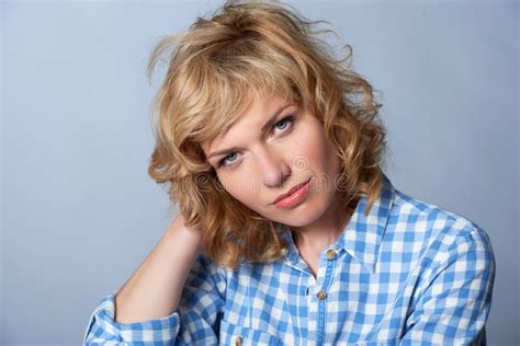 Portrait De Jeune Blonde Mignonne Sur Le Fond Gris Image Stock Image Du Attrayant Longueur