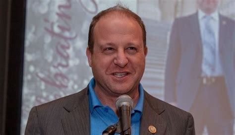 Mira el gay millonario que ganó la gobernación de Colorado