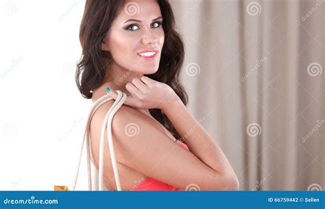 Jeune Femme Dans Le Bikini Tenant Un Sac Photo Stock Image Du Sourire