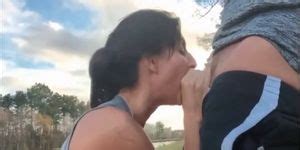 Brunette Qui Aime Sucer En Exterieur Porn Videos