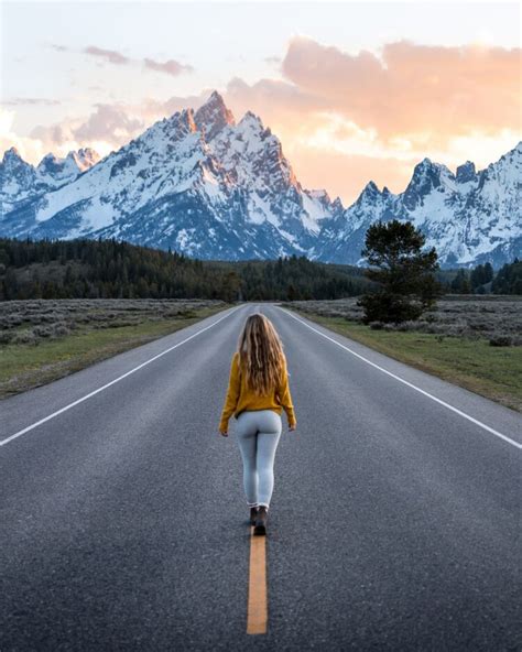 6 Hot Sexy Julia Thompson Bikini Pics