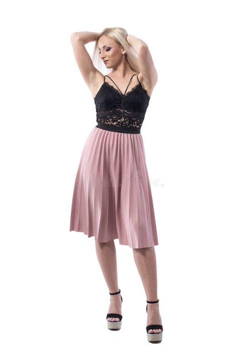 Sexy Jonge Blonde Fashionmodel Poseert Met Haar Handen In Haar Haar