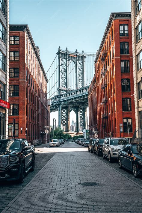 Premium Photo | Vertical shot of a street and the Brooklyn Bridge in