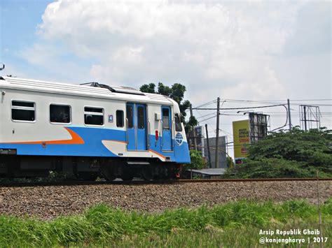 kereta api indonesia mengabadikan momen pesona krdi jenggala melintas