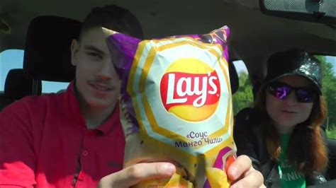 Пробуем Lay's с манго чили и огурчиками - YouTube