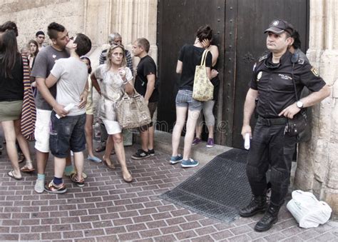 Oficial De Policía Que Se Coloca Al Lado De Un Desfile Gay De La Calle Fotografía editorial
