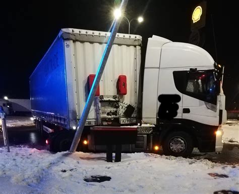 Samoch D Ci Arowy Uderzy W Latarni Kolizja Na Autostradzie A