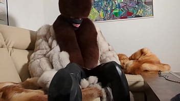 Gay Con Abrigo De Piel Y Botas Altas XVIDEOS