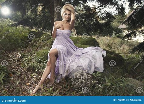 Belle Femme Blonde Sensuelle Photo Stock Image Du Environnement Personne