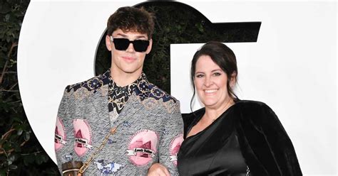 noah becks mom returns  school  video scandal  son