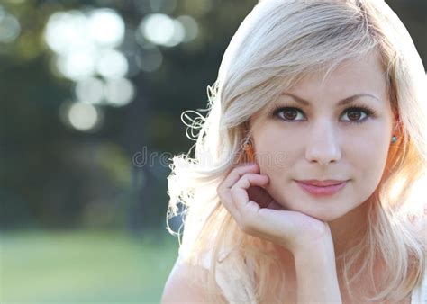 Fille Blonde De Sourire Portrait De Belle Jeune Femme Heureuse Dehors Bokeh Photo Stock