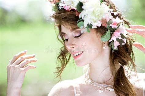 Blonde Braut Der Nahaufnahme Mit Modehochzeitsfrisur Und Make Up Stockfoto Bild Von Gesicht