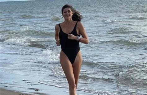 Elisa Isoardi, fisico mozzafiato anche ad ottobre: lo scatto al mare