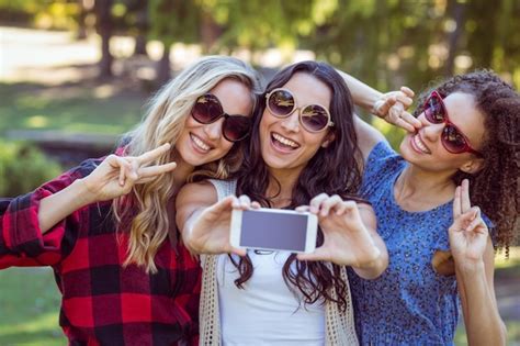 Felices Hipsters Tomando Una Selfie En El Parque Foto Premium