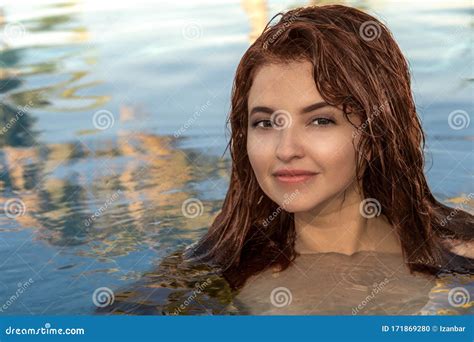 Belle Cheveux Rouge Mexicaine Latina Fille Portrait Dans Jacuzzi Photo Stock Image Du Tony