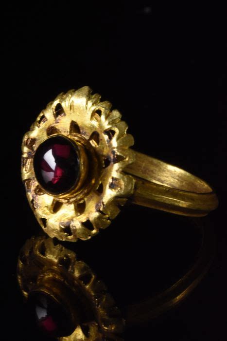 Ancient Roman Gold Ring with Garnet Stone - Catawiki