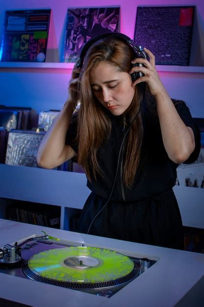 Premium Photo Mujer Dj Latina Con Audifonos Mezclando Musica En Una Tienda De Discos De Vinilo