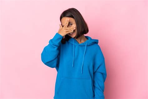 Jovem Latina Isolada Em Uma Parede Rosa Cobrindo Os Olhos Pelas M Os E Sorrindo Foto Premium