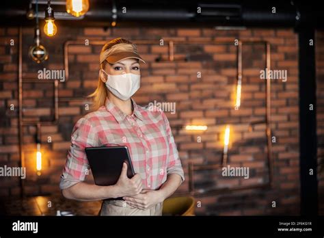 Blonde kellnerin Fotos und Bildmaterial in hoher Auflösung Alamy