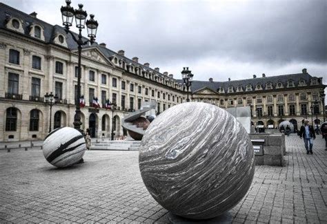 Paris Des Militants Cologistes Aspergent De Peinture La Fondation