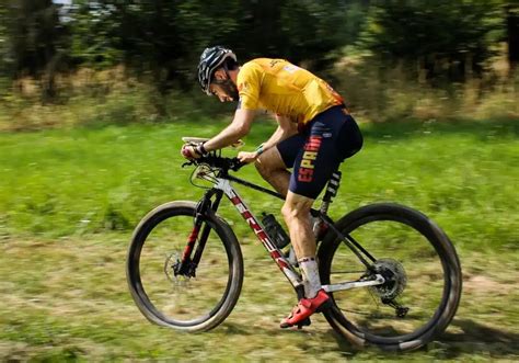 El Joven Albacete O Que Triunfa Subido En Una Mountain Bike