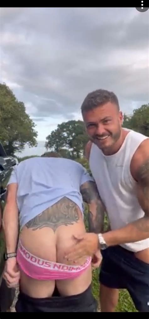 Friends show their ass and get spanked ThisVid на русском