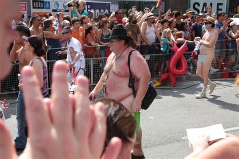 Europa Hoy Pol Mica Foto Del Desfile Del Orgullo Gay En Toronto Canad