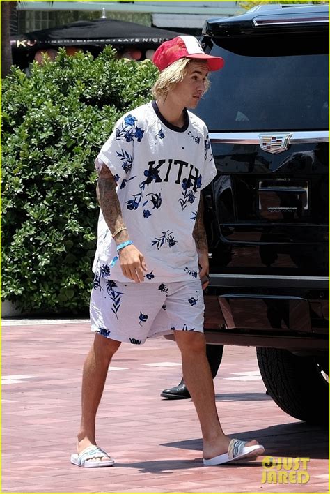 Justin Bieber Shows Off Tattooed Torso On Vacation With Fiancee Hailey Baldwin Photo 4114527